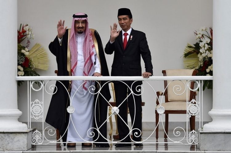 Presiden Joko Widodo dan Raja Arab Saudi, Salman bin Abdulaziz Al-Saud melambaikan tangan di Istana Bogor, Jawa Barat.
