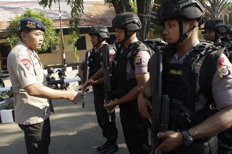 Kapolda NTT Irjen Pol Raja Erizman (kiri) bersalaman dengan anggota Brimob yang akan diberangkatkan ke Jakarta di Markas Polda di Kupang, Jumat (17/5/2019). Polda NTT mengirimkan 600 personelnya yang terdiri  300 personel Brimob dan 300 personel Sabhara untuk diperbantukan pada pengamanan jalannya penetapan hasil pemilu oleh KPU pada tanggal 22 Mei. ANTARA FOTO/Kornelis Kaha/NZ.