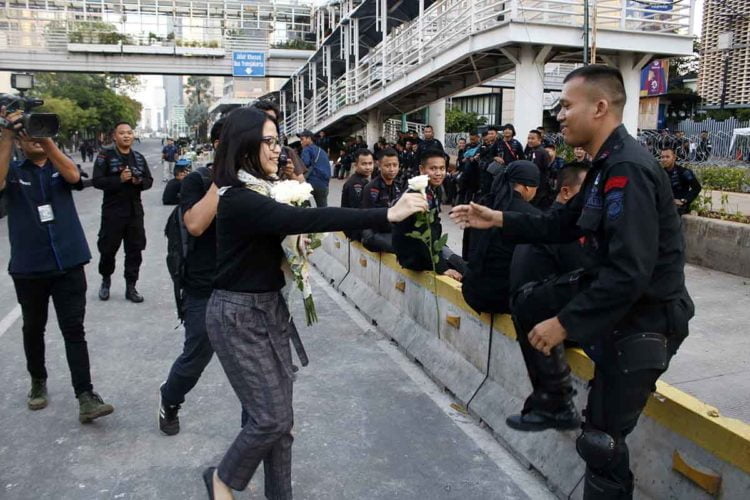 SETANGKAI MAWAR UNTUK APARAT PENJAGA BAWASLU. Mahasiswi UI membagikan
setangkai mawar kepada polisi yang berjaga di area Gedung Bawaslu RI, Jakarta, Kamis (23/5). Setangkai mawar tersebut untuk mendinginkan suasana dan memberikan semangat kepada aparat yang berjaga di kantor Bawaslu.
MI/BARY FATHAHILAH