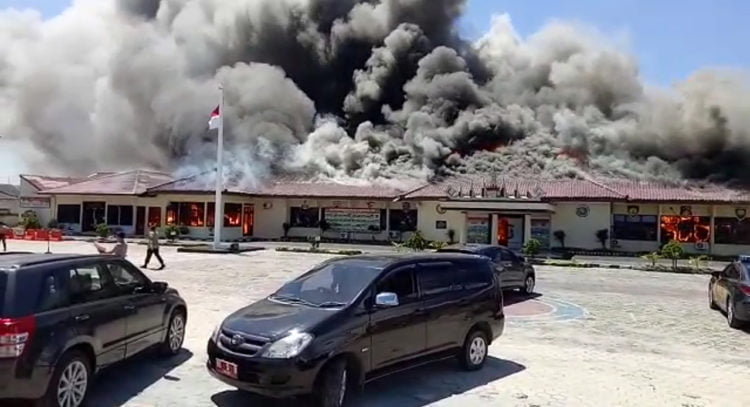 Mapolres Lamsel Tetap Berikan Pelayanan Pascakebakaran