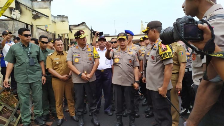 KAPOLRI KUNJUNGI MAPOLRES LAMSEL.  Kapolri Jenderal Tito Karnavian, Kapolda Lampung Irjen Purwadi Arianto, Kapolres Lampung Selatan AKBP M Syarhan, dan Plt Bupati Lampung Selatan Nanang Ermanto saat melihat Mapolres Lampung Selatan pascakebakaran, Senin (6/5).  (LAMPUNG POST/PERDHANA WIBYSONO)