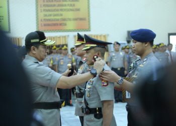 PELANTIKAN WAKAPOLDA LAMPUNG. Kapolda Lampung Irjen Purwadi Arianto melantik Kombes Rudi Setiawan menjadi wakpolda Lampung menggantikan  Brigjen Teddy Minahasa saat serah terima jabatan Wakapolda Lampung di Aula GWS Mapolda Lampung, Jumat (17/5).
LAMPUNG POST/IKHSAN DWI NUR SATIRO