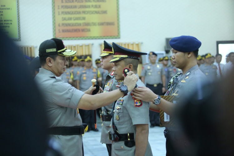 PELANTIKAN WAKAPOLDA LAMPUNG. Kapolda Lampung Irjen Purwadi Arianto melantik Kombes Rudi Setiawan menjadi wakpolda Lampung menggantikan  Brigjen Teddy Minahasa saat serah terima jabatan Wakapolda Lampung di Aula GWS Mapolda Lampung, Jumat (17/5).
LAMPUNG POST/IKHSAN DWI NUR SATIRO