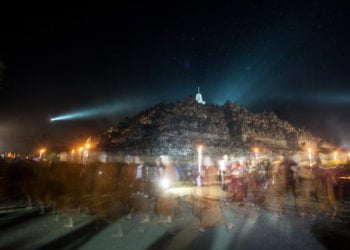 DETIK-DETIK WAISAK 2019. Sejumlah biksu dan umat Buddha mengikuti prosesi Pradaksina saat detik-detik Waisak 2563 BE/2019 di Candi Borobudur, Jawa Tengah, Minggu (19/5). Prosesi yang diikuti ribuan umat Buddha tersebut menjadi rangkaian perayaan Hari Waisak 2019.
ANTARA FOTO/ANDREAS FITRI ARMOKO