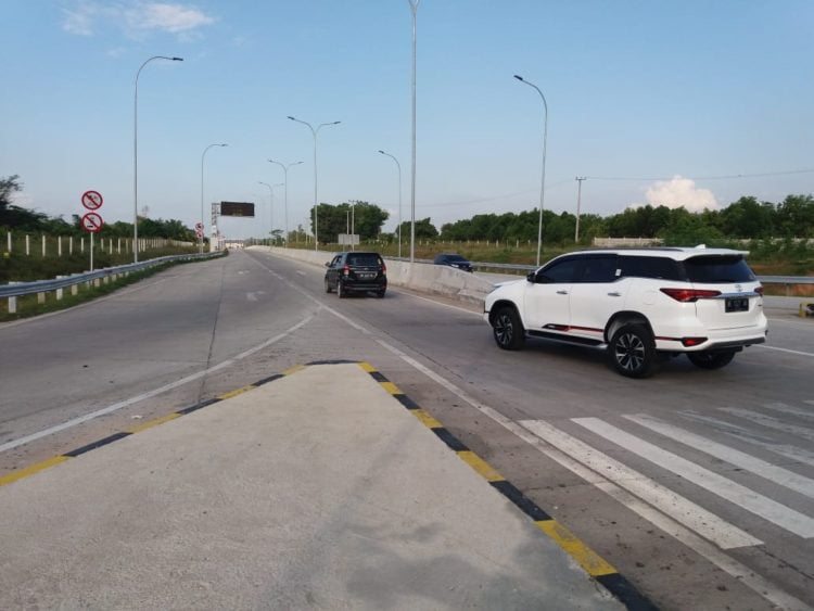 JALUR TOL MUDIK. Kendaraan melintas usai keluar dari  gerbang tol Seputihjaya, Lampung Tengah, Senin (26/5). Pemudik yang menggunakan JTTS Baterpang ruas Bakauheni—Terbanggibesar dikenakan tarif, sementara ruas Terbanggibesar—Pematangpanggang difungsionalkan dengan gratis. Sehingga pemudik harus keluar dulu di pintu tol Terbanggibesar untuk membayar tarif, baru kemudian masuk kekmbali ke ruas yang gartis.
LAMPUNG POST/WAHYU PAMUNGKAS