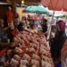 PADATI PASAR. Warga memadati pedagang ayam di Pasar Pasirgintung, Bandar Lampung, Minggu (5/5). Sejumlah pasar di Kota Bandar Lampung dipadati pembeli yang mempersiapkan kebutuhan menyambut bulan Ramadan.
(LAMPUNG POST/IKHSAN DWI NUR SATRIO)