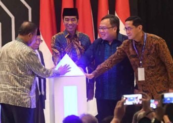 PELUNCURAN MASTERPLAN EKONOMI SYARIAH. Presiden Joko Widodo (tengah) didampingi Menko Perekonomian Darmin Nasution (kiri), Ketua MUI Ma'ruf Amin (kedua kiri), Menteri PPN/Kepala Bappenas Bambang Brodjonegoro (kedua kanan), dan Direktur Eksekutif Komite Nasional Keuangan Syariah Ventje Rahardjo (kanan) meluncurkan Masterplan Ekonomi Syariah Indonesia (Meksi) 2019-2024 di Jakarta, Selasa (14/5). Meksi 2019-2024 akan dijadikan rujukan bersama dalam mengembangkan ekonomi syariah Indonesia, yang kemudian dapat diturunkan menjadi program kerja implementatif pemerintah. ANTARA FOTO/AKBAR NUGROHO GUMAY