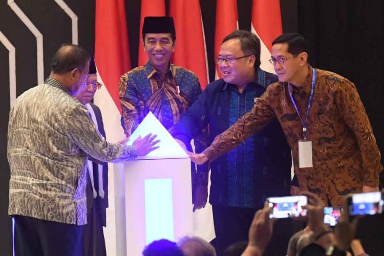 PELUNCURAN MASTERPLAN EKONOMI SYARIAH. Presiden Joko Widodo (tengah) didampingi Menko Perekonomian Darmin Nasution (kiri), Ketua MUI Ma'ruf Amin (kedua kiri), Menteri PPN/Kepala Bappenas Bambang Brodjonegoro (kedua kanan), dan Direktur Eksekutif Komite Nasional Keuangan Syariah Ventje Rahardjo (kanan) meluncurkan Masterplan Ekonomi Syariah Indonesia (Meksi) 2019-2024 di Jakarta, Selasa (14/5). Meksi 2019-2024 akan dijadikan rujukan bersama dalam mengembangkan ekonomi syariah Indonesia, yang kemudian dapat diturunkan menjadi program kerja implementatif pemerintah. ANTARA FOTO/AKBAR NUGROHO GUMAY