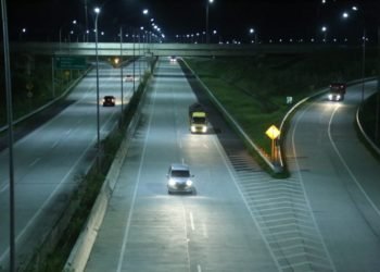 LINTASI TOL. Kendaraan tengah melintas di jalan tol Kotabaru Lampung Selatan, Jumat (17/5). Sejak kemarin jalan tol tersebut mulai diberlakukan tarif untuk kendaraan yang melintas.
n LAMPUNG POST/SUKISNO