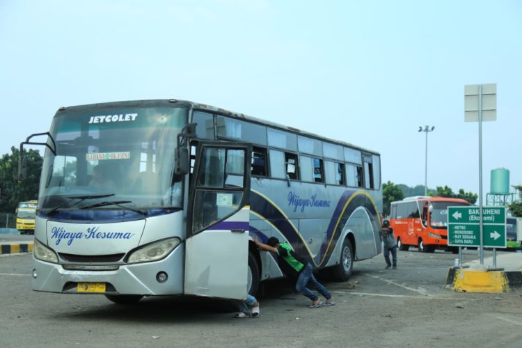 LAIK JALAN. Kernet mendorong bus di Terminal Rajabasa Bandar Lampung, Minggu (19/5). Dinas Perhubungan Lampung Selatan masih mengecek kelaikan bus angkutan umum. Dari 30 unit bus yang diperiksa, hanya 13 unit yang laik jalan.
LAMPUNG POST/SUKISNO