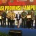 PENGHARGAAN PAHLAWAN DEMOKRASI. Kapolda Lampung Irjen Purwadi Arianto, Gubernur Lampung M Ridho Ficardo, Ketua KPU Lampung Nanang Trenggono, dan Ketua Bawaslu Lampung Fatikhatul Khoiriyah, bersama penerima penghargaan usai pemberian penghargaan Pahlawan Demokrasi di Gedung Mahligai UBL, Jumat (3/5).
LAMPUNG POST/ASRUL SEPTIAN MALIK