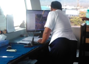 PENGATUR LALU LINTAS KAPAL. Petugas pengatur lalu lintas kapal mengamati pergerakan lalu lintas kapal dari monitor ship traffic controle (STC) Pelabuhan Bakauheni Lampung Selatan.
(LAMPUNG POST/AAN KRIDOLAKSONO)