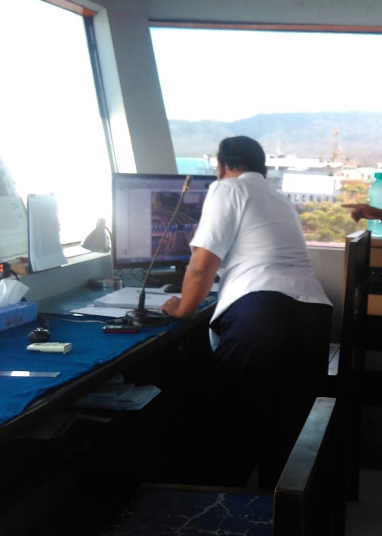 PENGATUR LALU LINTAS KAPAL. Petugas pengatur lalu lintas kapal mengamati pergerakan lalu lintas kapal dari monitor ship traffic controle (STC) Pelabuhan Bakauheni Lampung Selatan.
(LAMPUNG POST/AAN KRIDOLAKSONO)