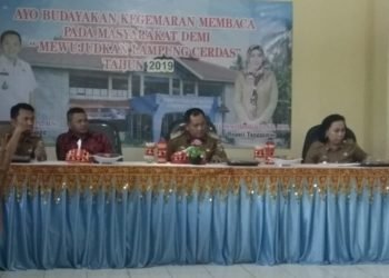 ROADSHOW GEMAR MEMBACA. Kepala Dinas Perpustakaan dan Kearsipan Lampung Ferynia (kanan) membuka roadshow di Kabupaten Tanggamus untuk terus membudayakan kegemaran membaca demi mewujudkan Lampung cerdas, Selasa (30/4). Pemerintah Provinsi Lampung melalui Dinas Perpustakaan dan Kearsipan Lampung menggelar kegiatan tersebut untuk meningkatkan minat baca di Kabupaten Tanggamus.
(DOK. HUMAS PEMPROV LAMPUNG)