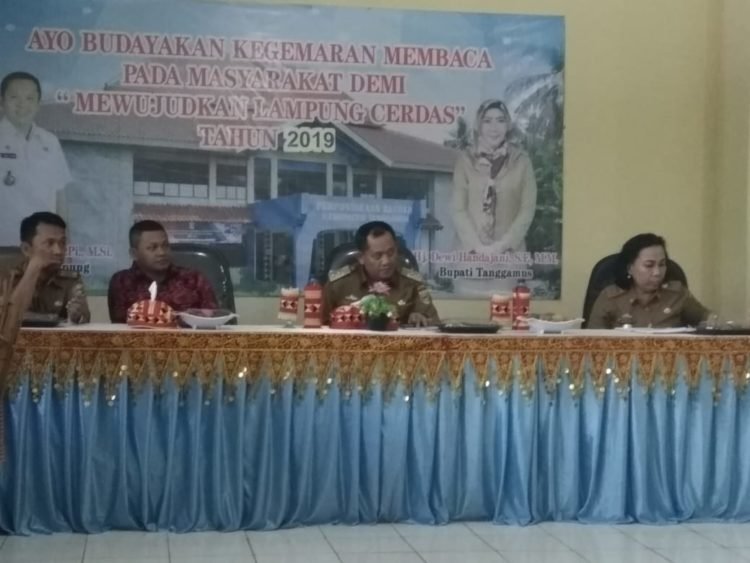 ROADSHOW GEMAR MEMBACA. Kepala Dinas Perpustakaan dan Kearsipan Lampung Ferynia (kanan) membuka roadshow di Kabupaten Tanggamus untuk terus membudayakan kegemaran membaca demi mewujudkan Lampung cerdas, Selasa (30/4). Pemerintah Provinsi Lampung melalui Dinas Perpustakaan dan Kearsipan Lampung menggelar kegiatan tersebut untuk meningkatkan minat baca di Kabupaten Tanggamus.
(DOK. HUMAS PEMPROV LAMPUNG)