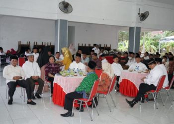 BUKA PUASA BERSAMA. Plt Bupati Lampung Selatan Nanang Ermanto buka puasa bersama Forkopimda, tokoh agama, tokoh masyarakat, dan para kepala OPD di lingkup Pemkab Lampung Selatan, di Aula Sebuku, rumah dinas Bupati setempat, Senin (13/5).(DOK. DISKOMINFO LAMPUNG SELATAN)