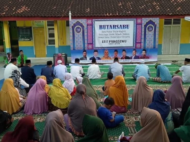 BUTARSABU. Sekolah Tinggi Ilmu Tarbiyah (STIT) Pringsewu menggelar acara buka puasa, salat tarawih, makan sahur, dan salat subuh (Butarsabu) bersama segenap keluarga besar kampus di halaman kampus setempat, Minggu—Senin (26—27/5).(DOK LAMPUNG POST)