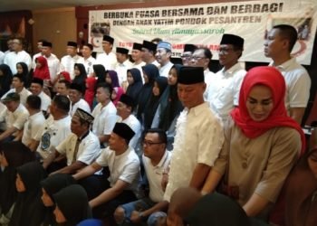 BUKA PUASA. Komunitas Team Hardtop Club Lampung (THCL) mengadakan silaturahmi dan berbuka puasa bersama dengan ratusan santri dan pengurus Pondok Pesantren Bahrul Ulum Almuyassaroh, Telukbetung Timur, di Begadang Resto, Jumat (17/5). Kegiatan ini merupakan salah satu program kerja THCL dalam membantu sesama.  (LAMPUNG POST/ASRUL SEPTIAN MALIK)