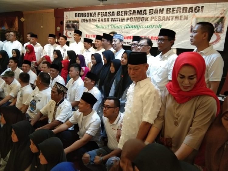 BUKA PUASA. Komunitas Team Hardtop Club Lampung (THCL) mengadakan silaturahmi dan berbuka puasa bersama dengan ratusan santri dan pengurus Pondok Pesantren Bahrul Ulum Almuyassaroh, Telukbetung Timur, di Begadang Resto, Jumat (17/5). Kegiatan ini merupakan salah satu program kerja THCL dalam membantu sesama.  (LAMPUNG POST/ASRUL SEPTIAN MALIK)