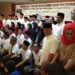 BUKA PUASA. Komunitas Team Hardtop Club Lampung (THCL) mengadakan silaturahmi dan berbuka puasa bersama dengan ratusan santri dan pengurus Pondok Pesantren Bahrul Ulum Almuyassaroh, Telukbetung Timur, di Begadang Resto, Jumat (17/5). Kegiatan ini merupakan salah satu program kerja THCL dalam membantu sesama.  (LAMPUNG POST/ASRUL SEPTIAN MALIK)