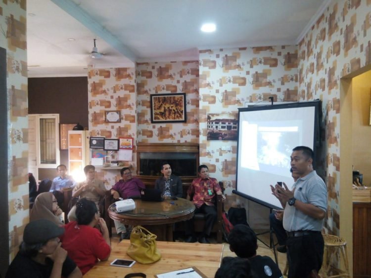 DISKUSI KONSERVASI. CA Regional Manager West Indonesia CCAI Yayan Sopian menyampaikan pengantar diskusi saat Pelatihan Wirausaha Seri 4 yang diadakan CCAI dan Lampung Post, di Warkop WAW Tanjungsenang, Kamis (9/5). (DOKUMENTASI LAMPUNG POST)