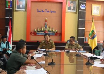 PERSIAPAN HARKITNAS. Asisten II Bidang Ekonomi dan Pembangunan Lampung Taufik Hidayat memimpin rapat persiapan upacara peringatan Hari Kebangkitan Nasional ke-111, di Dinas Komunikasi Informasi dan Statistika Lampung, Selasa (14/5). (ISTIMEWA)
