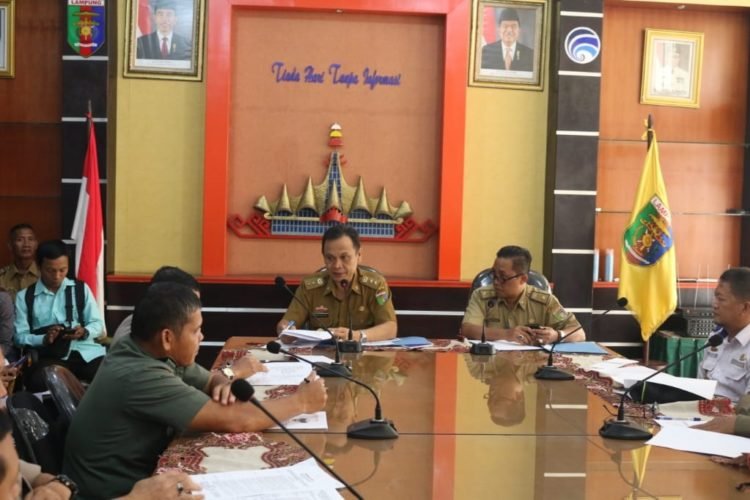 PERSIAPAN HARKITNAS. Asisten II Bidang Ekonomi dan Pembangunan Lampung Taufik Hidayat memimpin rapat persiapan upacara peringatan Hari Kebangkitan Nasional ke-111, di Dinas Komunikasi Informasi dan Statistika Lampung, Selasa (14/5). (ISTIMEWA)