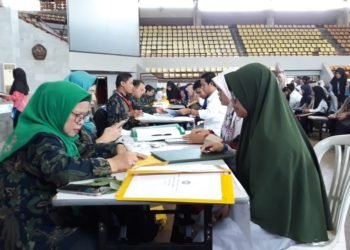 VERIFIKASI BERKAS. Panitia memverifikasi berkas yang diserahkan oleh calon mahasiswa Unila jalur seleksi nasional masuk perguruan tinggi negeri, di GSG Universitas Lampung, Kamis (16/5). Peserta yang tidak hadir pada saat itu dinyatakan gugur. (LAMPUNG POST/TRIYADI ISWORO)