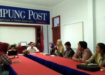FORUM HARIMAU KITA. Anggota Forum Harimau Kita berkunjung ke kantor Lampung Post, Jumat (17/5). Forum tersebut menargetkan peningkatan populasi harimau sumatera dua kali lipat. (LAMPUNG POST/DOK)