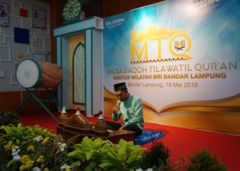 BACA ALQURAN. Peserta MTQ membaca Alquran di Kanwil BRI Bandar Lampung, Minggu (19/5). Kegiatan itu diikuti 32 qari dan qariah dari Kantor Audit Intern BRI Bandar Lampung dan 14 kantor cabang BRI se-Lampung dan Bengkulu. (LAMPUNG POST/EFFRAN KURNIAWAN)