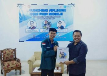 LUNCURKAN APLIKASI. Dewan Perwakilan Mahasiswa Fakultas Keguruan dan Ilmu Pendidikan Universitas Lampung meluncurkan aplikasi DPM FKIP Mobile, Minggu (19/5). (ISTIMEWA)