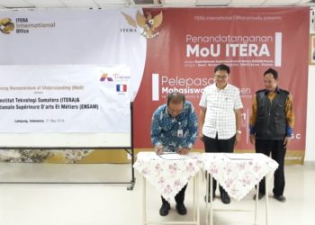 TEKEN MOU. Rektor Itera Ofyar Z Tamin menandatangani MoU dengan Ecole Nationale Superieure D'arts Et Matiers Prancis dan Seoul Women's University (SWU) Korea Selatan, di aula gedung C, kampus setempat, Selasa (21/5).  (LAMPUNG POST/TRIYADI ISWORO)