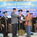 SERAHKAN KENANG-KENANGAN. Ketua Yayasan Global Surya, Andi Surya (kiri) menyerahkan kenang-kenangan kepada Wali Kota Bandar Lampung Herman HN saat Graduation Day of Global Surya Islamic School, Sabtu (4/5). (ISTIMEWA)