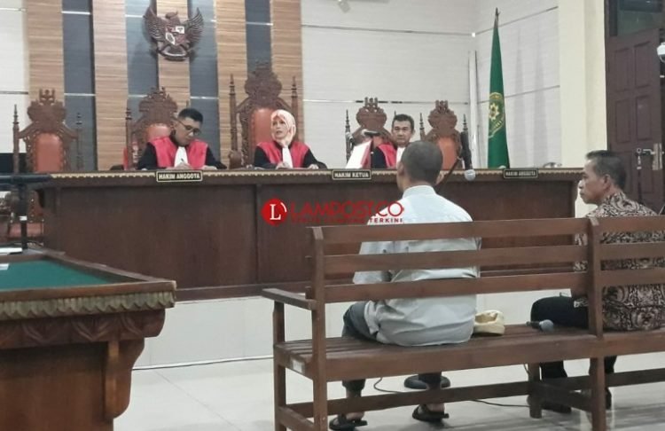 Bupati nonaktif Mesuji Khamami bersama dengan adik kandungnya, Taufik Hidayat saat menjalani sidang perdana di Pengadilan Tindak Pidana Korupsi (Tipikor) Tanjungkarang, Senin (27/5/2019). Febi/Lampost.co