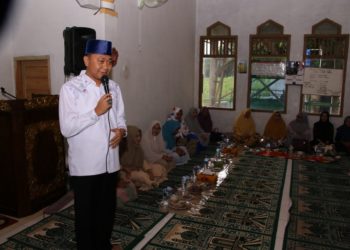 SAFARI RAMADAN. Bupati Lampung Utara, Agung Ilmu Mangkunegara melaksanakan Safari Ramadan di Masjid Al-Hidayah, Desa Negeriratu, Kecamatan Sungkai Utara, Senin (20/5).(DOK LAMPUNG POST)