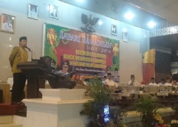 SAFARI RAMADAN. Gubernur Lampung M Ridho Ficardo memberikan sambutan saat safari Ramadan Pemprov Lampung di Sesat Agung Nuwo Balak Gunungsugih, Kamis (16/5). Pada kesempatan tersebut, Ridho juga menyatakan pamit dengan usainya masa jabatan sebagai gubernur. (LAMPUNG POST/WAHYU B PAMUNGKAS)