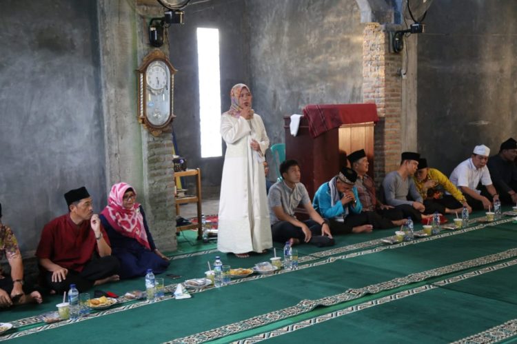SAFARI RAMADAN. Wakil Bupati Pesisir Barat Erlina menghadiri Safari Ramadan 1440 Hijriah, sekaligus melaksanakan salat tarawih bersama di Masjid Riadussolihin, Pekon Way Redak, Kecamatan Pesisir Tengah, Kamis (9/5).(DOK. LAMPUNG POST)