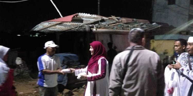 Majelis Taklim Rahmat Hidayat Bagikan Makanan dan Sajadah