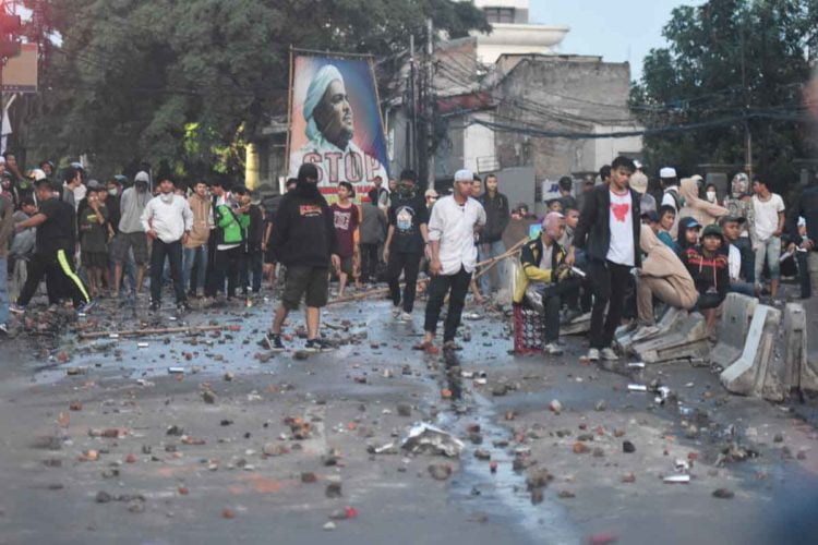 AKSI MASSA 22 MEI. Massa melakukan penyerangan terhadap polisi saat terjadi kerusuhan di Jalan Brigjen Katamso, Slipi, Jakarta, Rabu (22/5). ANTARA FOTO/M Risyal Hidayat