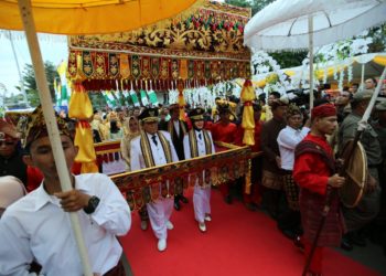 ARINAL DAN NUNIK DISAMBUT DUA ADAT. (kiri) Gubernur dan Wakil Gubernur Lampung Arinal Djunaidi dan Chusnunia Chalim disambut dengan adat Lampung Sai Batin saat tiba di Rumah Dinas Gubernur Lampung, Mahan Agung, Bandar Lampung, Kamis (13/6). (kanan) Gubernur dan Wakil Gubernur Lampung Arinal Djunaidi dan Chusnunia Chalim disambut dengan adat Lampung Pepadun saat tiba di Bandara Radin Inten II, Branti Raya, Natar, Lampung Selatan, Kamis (13/6).
LAMPUNG POST/IKHSAN DWI NUR SATRIO/SUKISNO