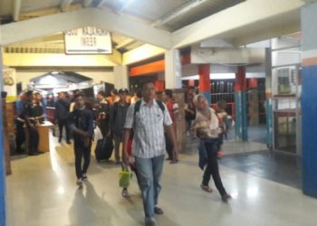 Penumpang di Pelabuhan Bakauheni. Foto: Aan Kridolaksono