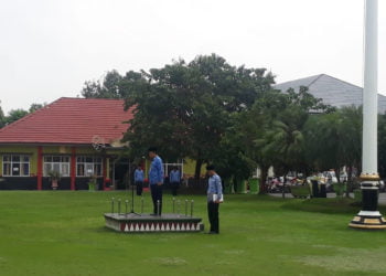 HARI LAHIR PANCASILA. Pj Sekkab Lampura Sofian mewakili Bupati Agung Ilmu Mangkunegara saat memimpin upacara bendera peringatan hari lahir Pancasila, Sabtu (1/5). (LAMPUNG POST/FAJAR NOFITRA)