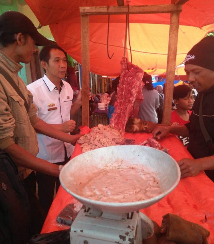 DAGING BUSUK. Petugas Dinas Perkebunan dan Peternakan Lampung Barat memantau sejumlah pasar pada pekan lalu. Petugas menemukan daging busuk yang diperjualbelikan di Pasar Liwa dan Sekincau. (DOKUMENTASI DISBUNNAK LAMBAR)