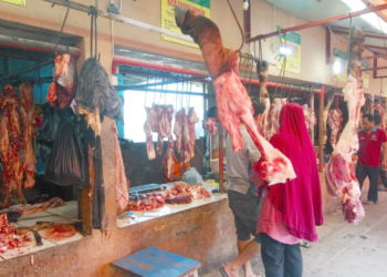 MULAI NAIK. Deretan pedagang daging di Pasar Inpres, Kalianda, Minggu (2/6). Harga daging menjelang Lebaran mulai naik dari Rp120 ribu/kg menjadi Rp130 ribu/kg. (LAMPUNG POST/JUWANTORO)