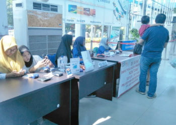 LOKASI PENJUALAN. PT ASDP cabang Bakauheni menyediakan tempat penjualan uang elektronik (nontunai) top up/tab cash di loket tiket penyeberangan Pelabuhan Bakauheni pada musim mudik Lebaran 1440 H, Minggu (2/6). (LAMPUNG POST/AAN KRIDOLAKSONO)