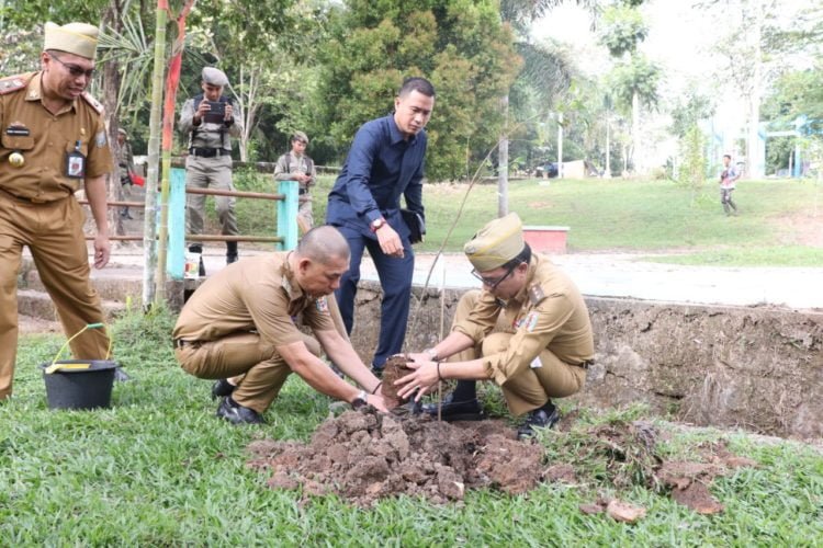 HARI LINGKUNGAN HIDUP. Bupati Way Kanan Raden Adipati Surya melakukan penanaman pohon  di Taman Kehati usai upacara peringatan Hari Lingkungan Hidup tingkat kabupaten, Senin (24/6). Pemkab berkomitmen untuk mengurangi sampah plastik. (LAMPUNG POST/CANDRA PUTRA WIJAYA)