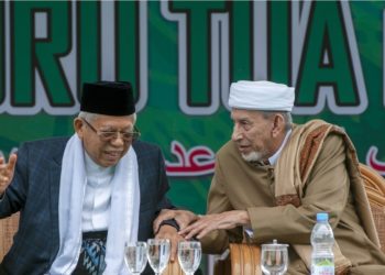 PAHLAWAN NASIONAL.
Ketua Umum MUI KH Ma'ruf Amin (kiri) berbincang dengan Ketua Utama Alkhairaat, Sayyid Sagaf bin Idrus bin Salim Aljufri, pada peringatan hari wafat ke-51 tahun Guru Tua atau Sayyid Idrus bin Salim Aljufri, di Palu, beberapa waktu lalu. Ma'ruf diharapkan dapat merealisasikan janjinya untuk memperjuangkan pendiri Pendidikan Alkhairaat Habib Sayyid Idrus Bin Salim Aljufri (Guru Tua) sebagai salah satu pahlawan nasional di Tanah Air.
(ANT/BASRI MARZUKI)