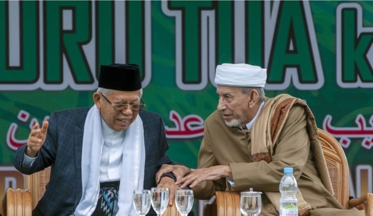 PAHLAWAN NASIONAL.
Ketua Umum MUI KH Ma'ruf Amin (kiri) berbincang dengan Ketua Utama Alkhairaat, Sayyid Sagaf bin Idrus bin Salim Aljufri, pada peringatan hari wafat ke-51 tahun Guru Tua atau Sayyid Idrus bin Salim Aljufri, di Palu, beberapa waktu lalu. Ma'ruf diharapkan dapat merealisasikan janjinya untuk memperjuangkan pendiri Pendidikan Alkhairaat Habib Sayyid Idrus Bin Salim Aljufri (Guru Tua) sebagai salah satu pahlawan nasional di Tanah Air.
(ANT/BASRI MARZUKI)