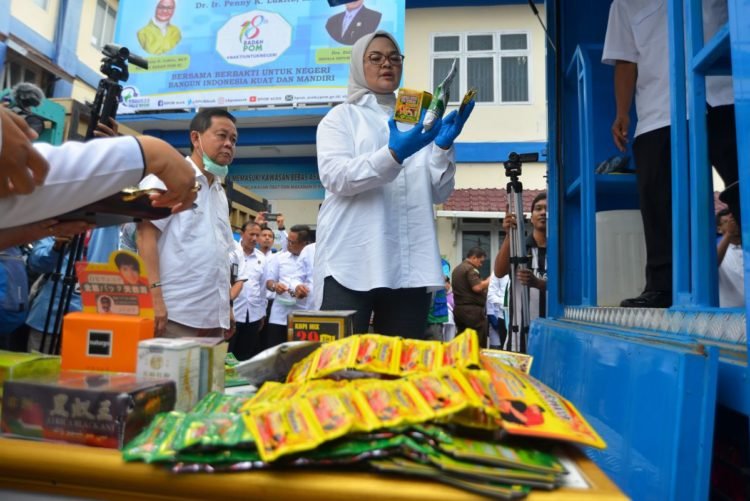 PERIKSA PRODUK. Kepala Badan POM Penny K Lukito (kanan) didampingi Deputi Bidang Penindakan Hendri Siswadi (kiri) memeriksa sejumlah produk kosmetik, Jumat (14/6). Pembahasan mengenai RUU tentang Pengawasan Obat dan Makanan belum menunjukkan perkembangan signifikan.
(ANTARA/AMPELSA)