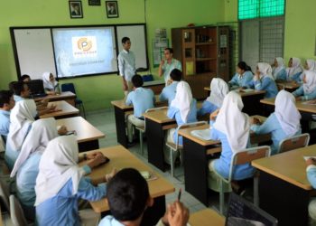 Ilustrasi Guru yang sedang mengajar